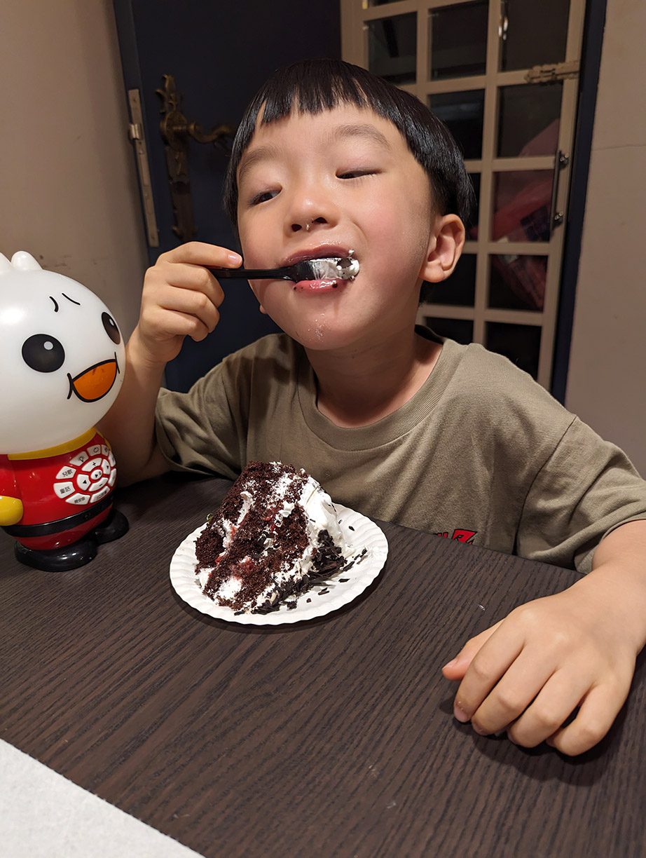 祝誠哥五歲生日快樂／雖然蛋糕被弟弟毀了，有蛋糕吃還是很開心的囉！ @Rosa的秘密花園