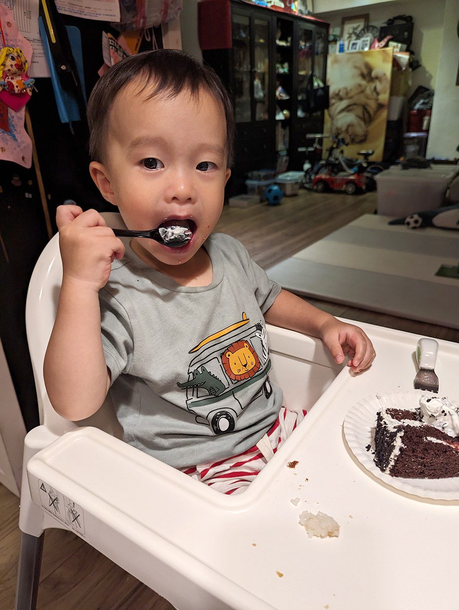 祝誠哥五歲生日快樂／雖然蛋糕被弟弟毀了，有蛋糕吃還是很開心的囉！ @Rosa的秘密花園