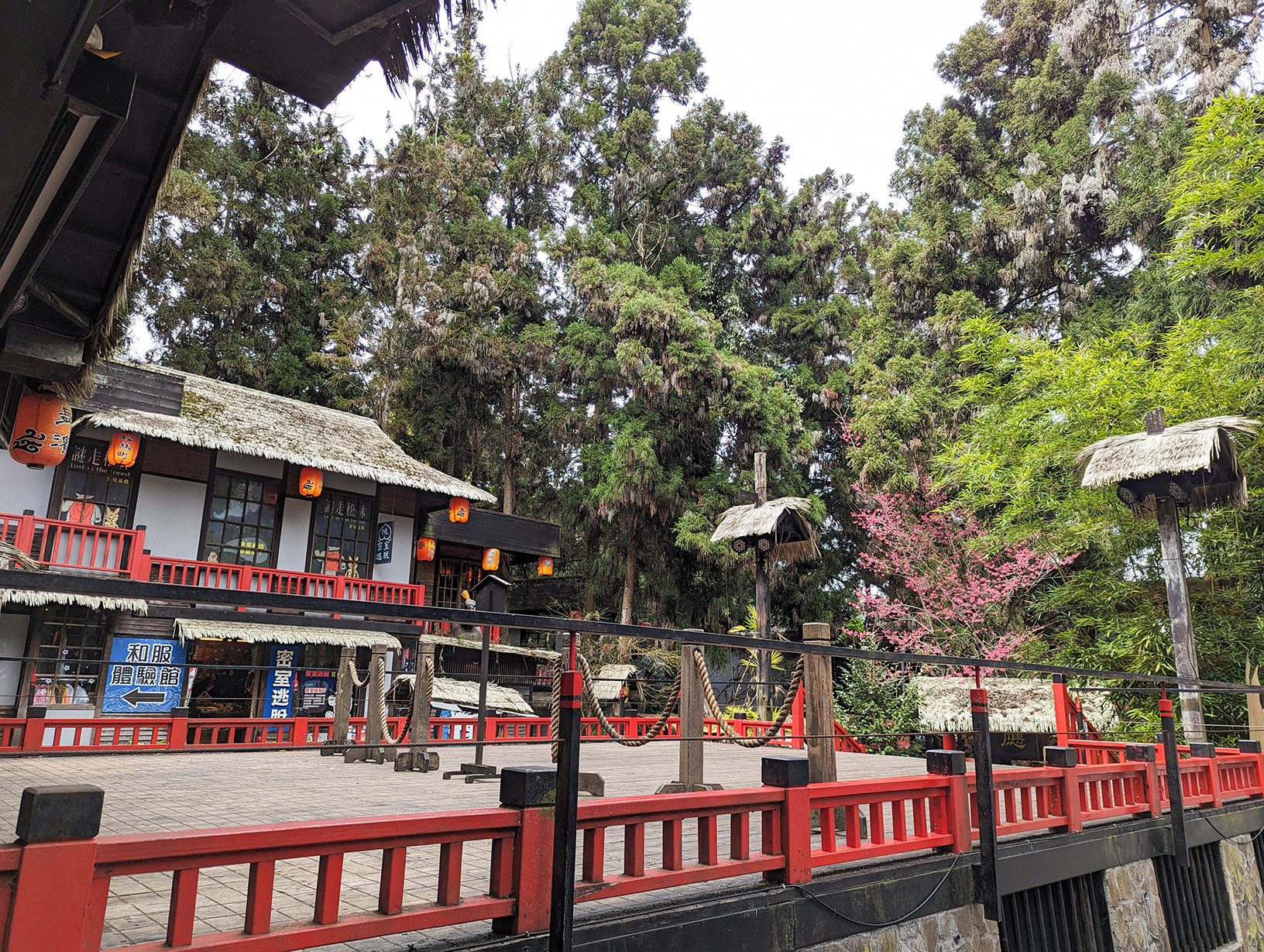南投溪頭妖怪村／小小的日本風村落、有溪頭唯一的便利商店 @Rosa的秘密花園