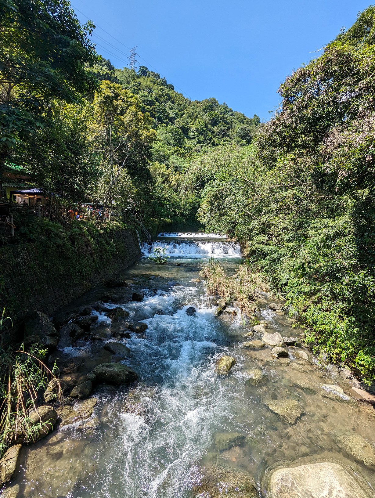 『跟著阿露去旅行』桃園復興八度野溪露營區／滿滿樹蔭好乘涼、炎熱八月也有涼爽感 @Rosa的秘密花園