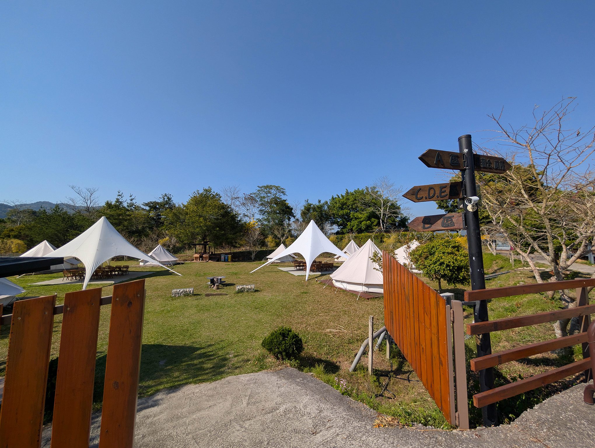 『跟著阿露去旅行』苗栗大湖Camp Sora露營區／有讓小孩瘋狂的滑草區、還有供應熱水的流理台、洗碗不再是折磨！ @Rosa的秘密花園