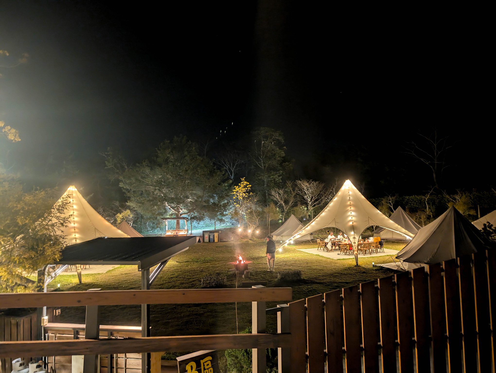 『跟著阿露去旅行』苗栗大湖Camp Sora露營區／有讓小孩瘋狂的滑草區、還有供應熱水的流理台、洗碗不再是折磨！ @Rosa的秘密花園