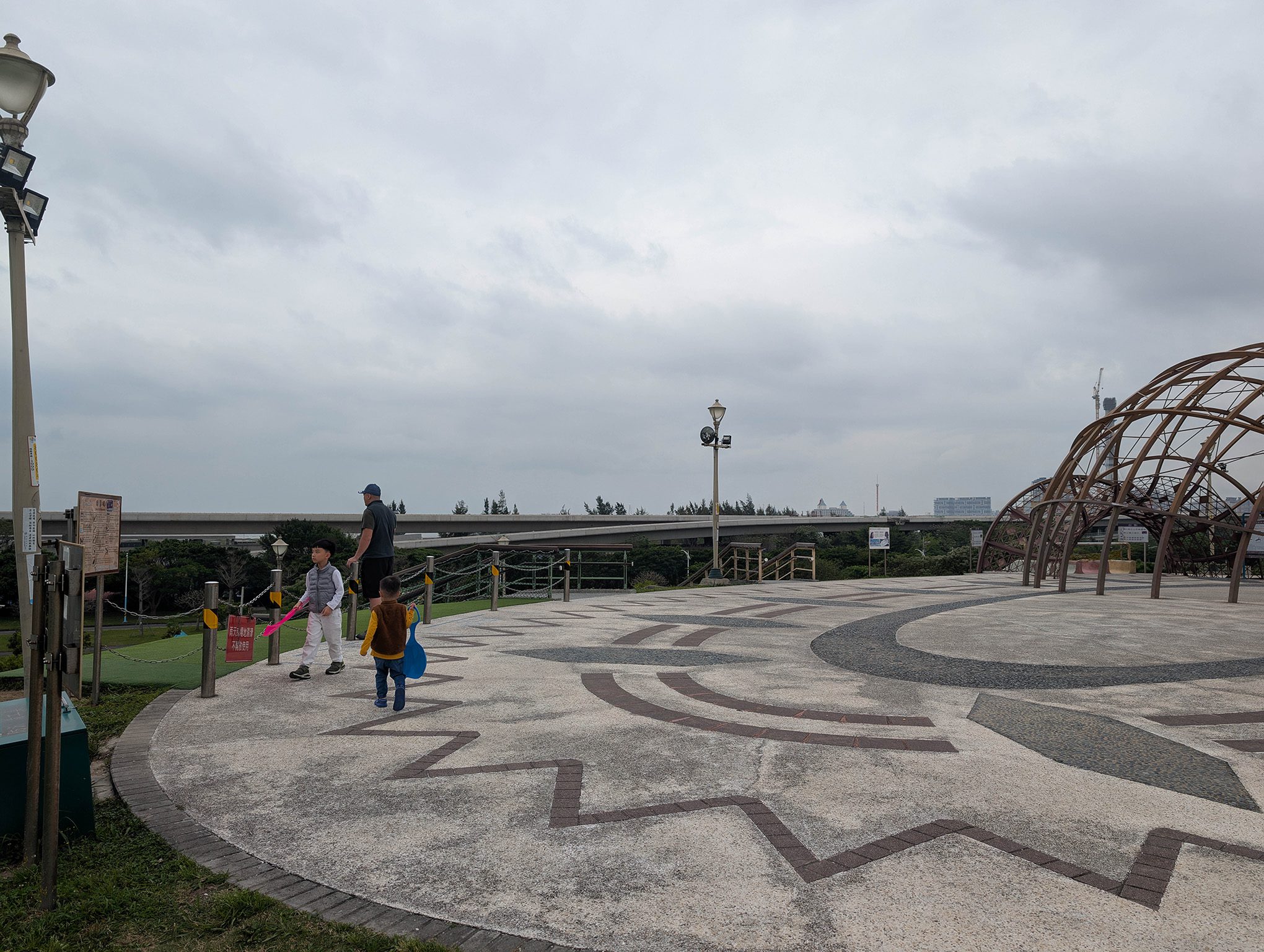 『跟著阿露去旅行』2025清明連假／十三行文化公園小放電／佘家孔雀蛤打打牙祭／雨天也有不同的好風景 @Rosa的秘密花園