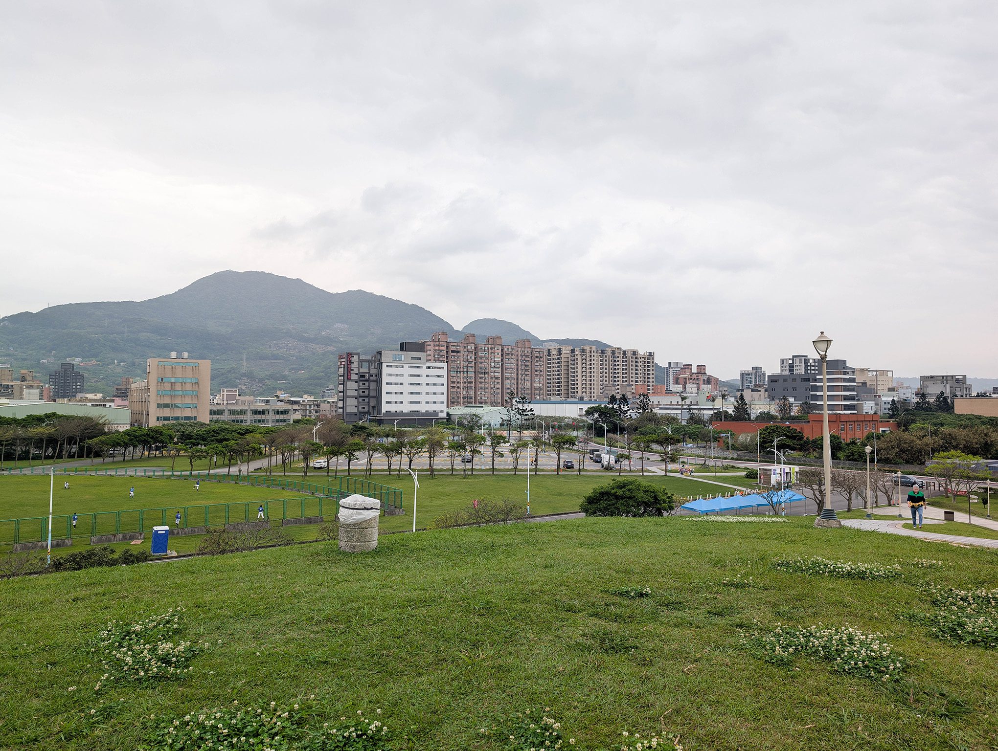 『跟著阿露去旅行』2025清明連假／十三行文化公園小放電／佘家孔雀蛤打打牙祭／雨天也有不同的好風景 @Rosa的秘密花園