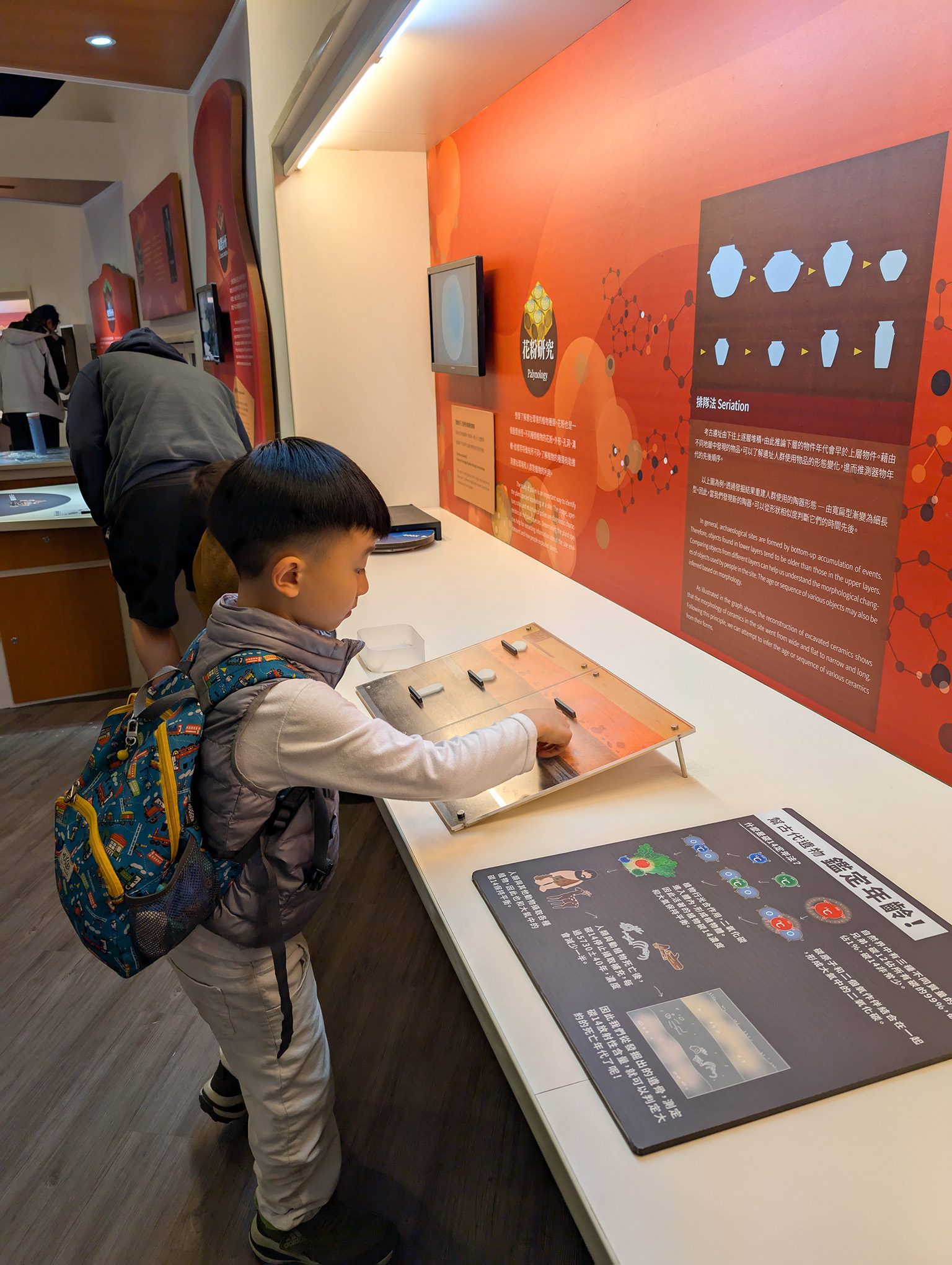 『跟著阿露去旅行』2025清明連假／十三行博物館彷彿置身魷魚遊戲空間感／卡滋爆米花觀光工廠寓教寓樂好好玩 @Rosa的秘密花園