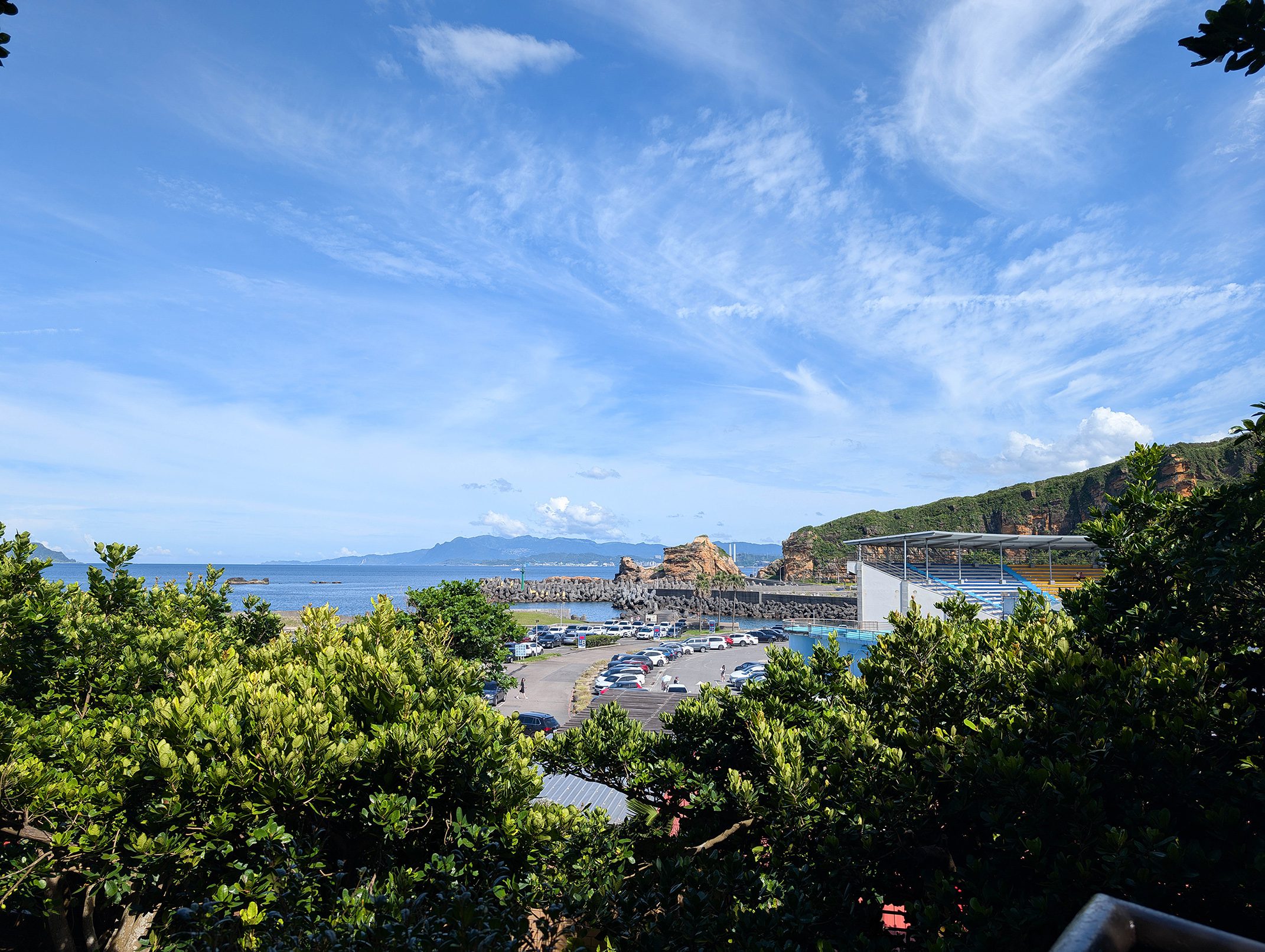 『跟著阿露去旅行』石門洞抓寄居蟹／野柳女王頭初體驗兼曬傷之旅／龜吼漁港吃海鮮／路邊海膽伯最實在 @Rosa的秘密花園