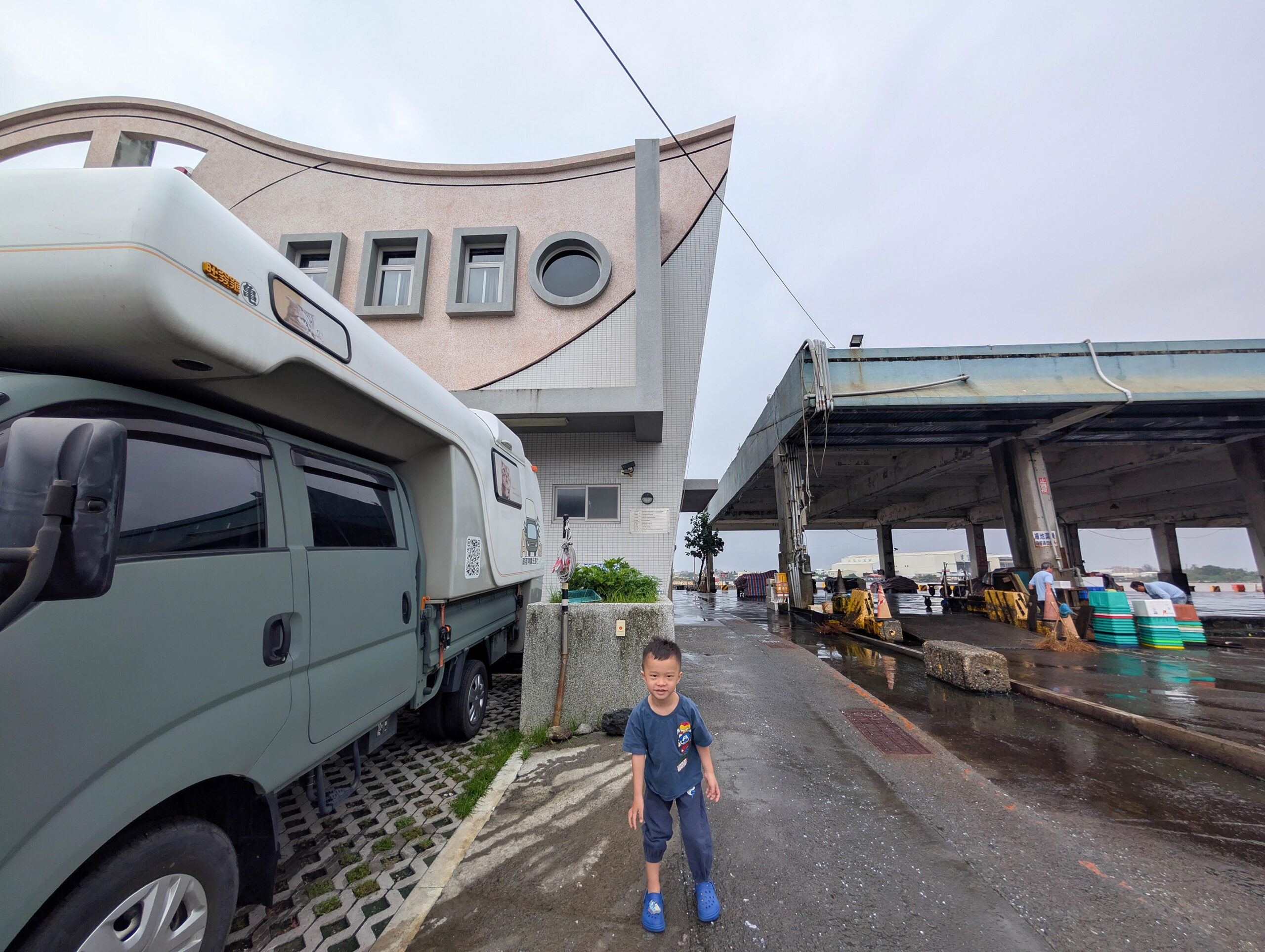 『跟著阿露去旅行』露營車環島系列Day 3／來東港怎麼能不吃大名鼎鼎的黑鮪魚咧？高雄鹽埕吃每來必吃的沙茶火鍋 @Rosa的秘密花園