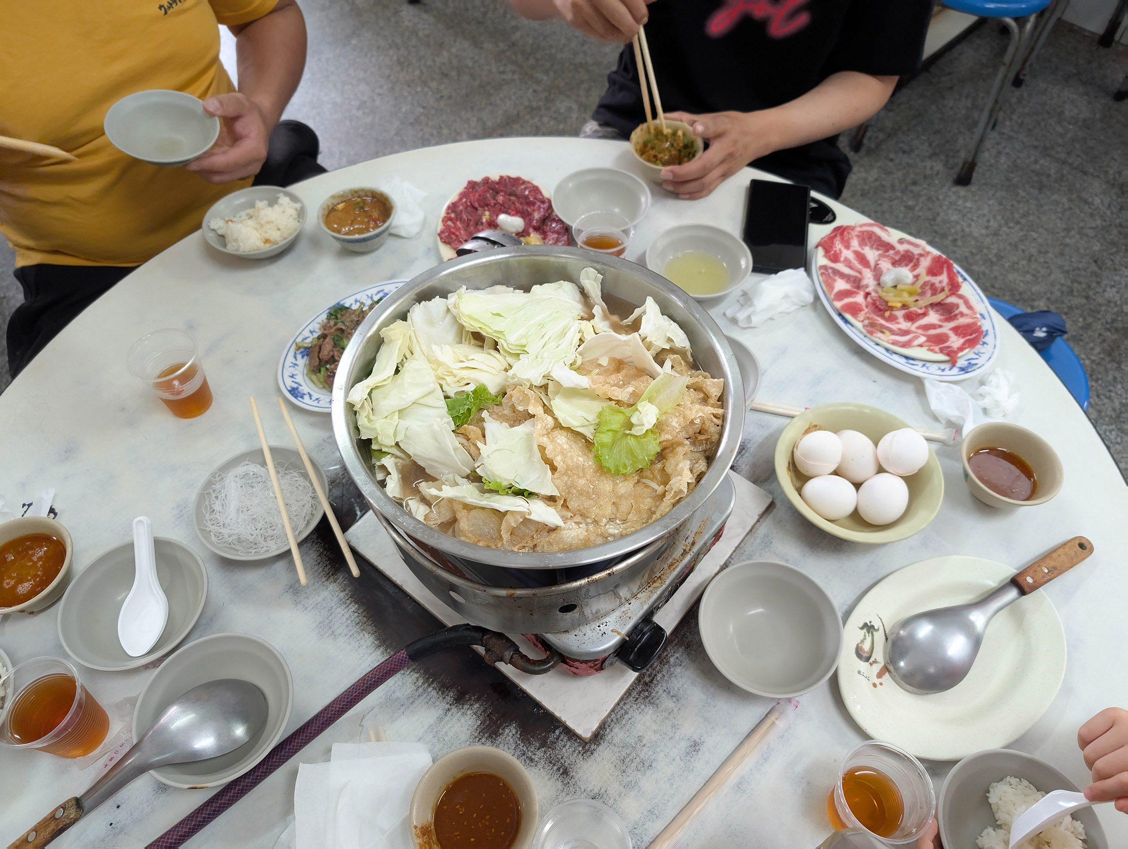 『跟著阿露去旅行』露營車環島系列Day 3／來東港怎麼能不吃大名鼎鼎的黑鮪魚咧？高雄鹽埕吃每來必吃的沙茶火鍋 @Rosa的秘密花園