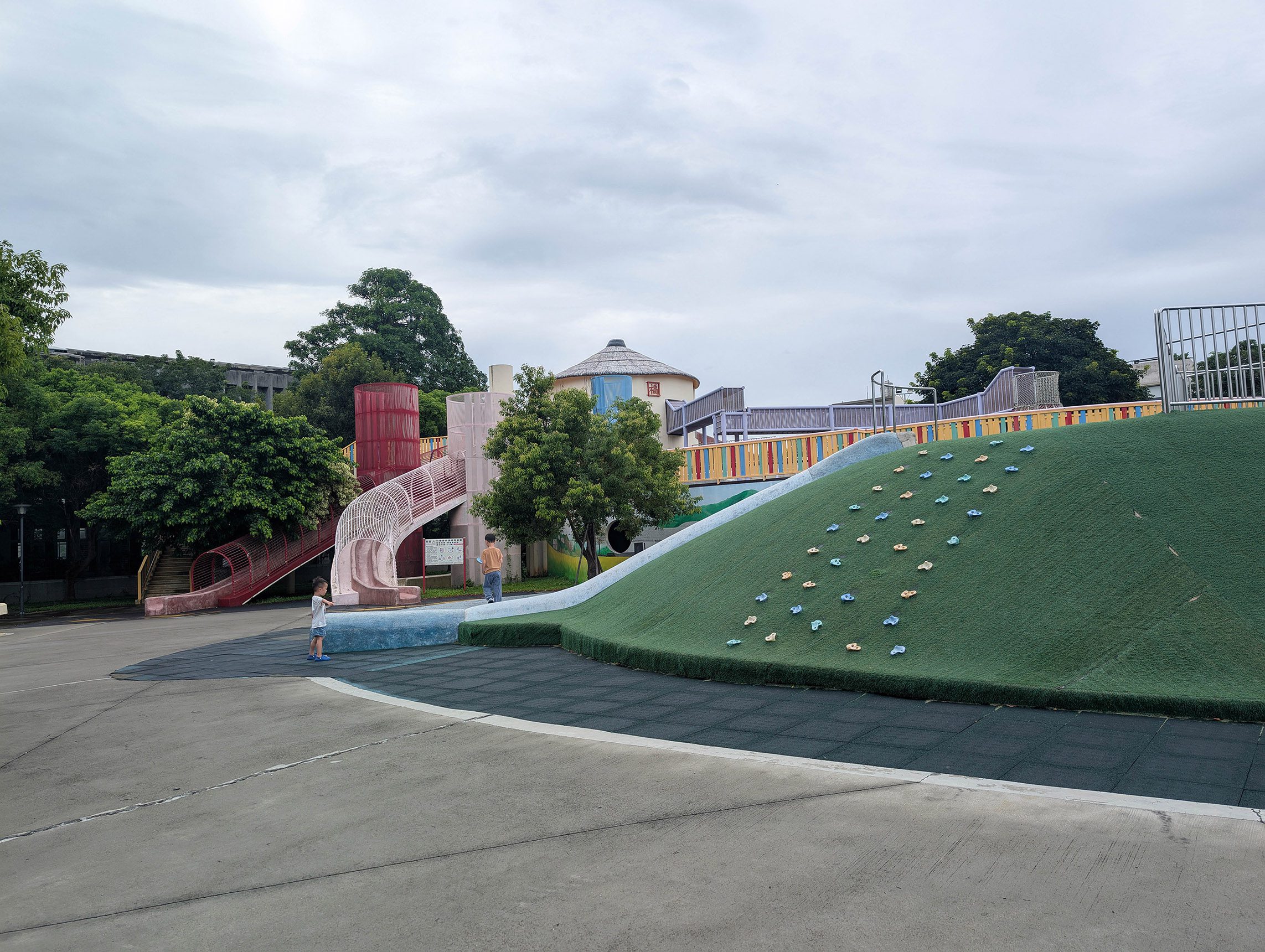 『跟著阿露去旅行』露營車環島系列Day 4／苗栗灣麗親子公園濕搭搭、台中三井雨天好去處 @Rosa的秘密花園