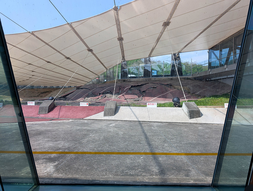 『跟著阿露去旅行』竹山紫南宮好熱鬧、921地震教育園區好震撼、苗栗火車頭園區拍拍照（下） @Rosa的秘密花園