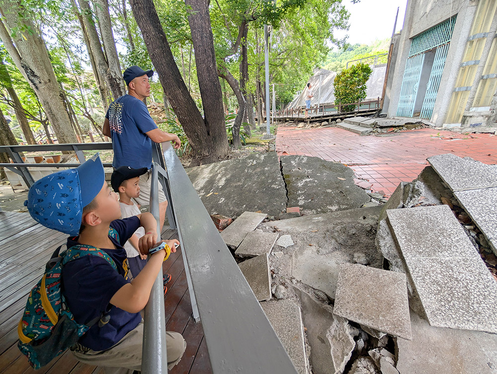 『跟著阿露去旅行』竹山紫南宮好熱鬧、921地震教育園區好震撼、苗栗火車頭園區拍拍照(下) @Rosa的秘密花園