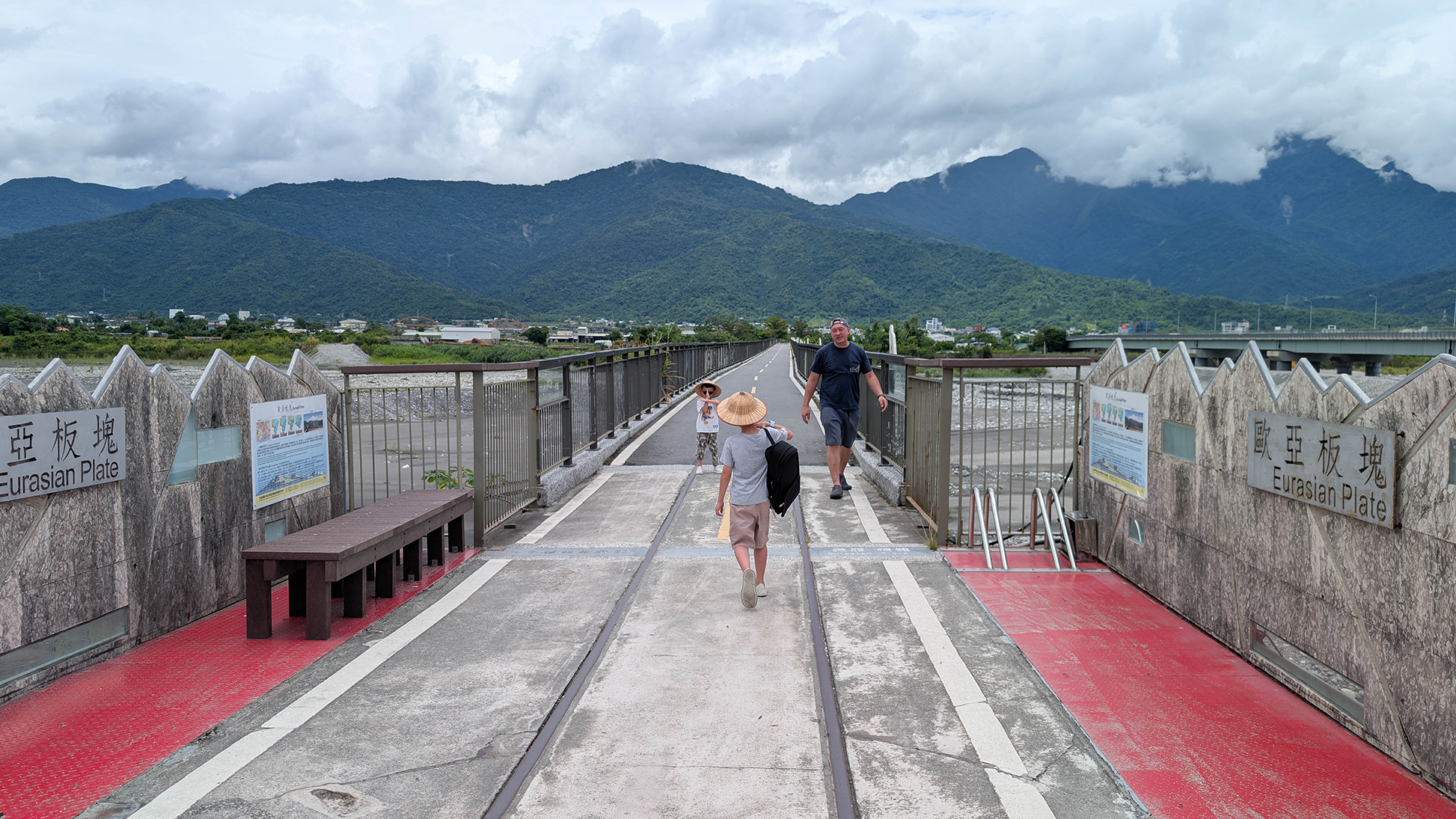 『跟著阿露去旅行』2026暑假露營車環島Day 3／歐亞板塊及菲律賓海板塊交界紀念碑、台東鹿野高台熱氣球解鎖成功 @Rosa的秘密花園