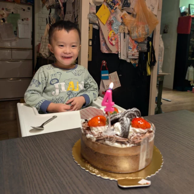 今天是弟弟的生日
終於滿4歲了🎉🎉🎉
但是行為還像個嬰兒😅
他知道生日要唱歌還有吹蠟燭
吹的超級認真😂
這次是臨時買的蛋糕
還是覺得訂購的比較美味
下次再接再厲囉🤣🤣🤣

弟弟是壽星
連哥哥也有禮物
今年禮物特別多
看了超人力霸王舞台劇
還有新玩具
現在小孩超幸福啊😂

#雙寶日常 #雙寶日記 #男生宿舍 #舍監日記
#babyboy #誠哥誠弟一對寶 #4歲生日快樂