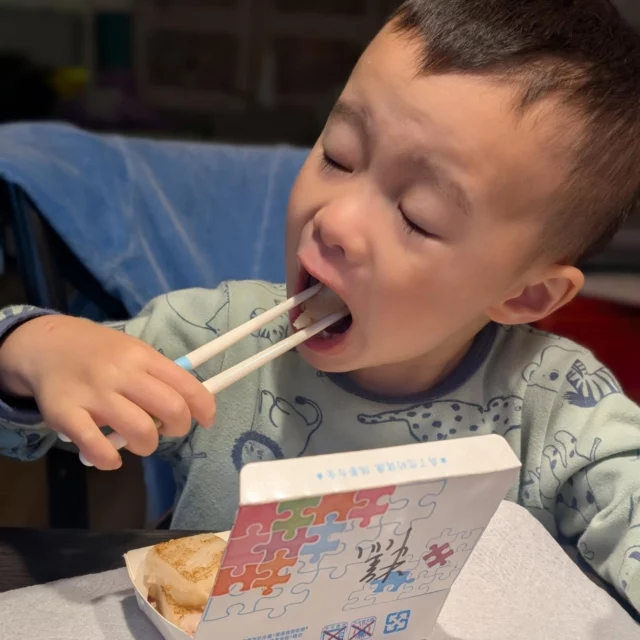 前一天才過生日
隔一天就得回診照超音波🤣🤣
雖然有千百個不願意
還是順利的完成超音波檢查囉！

弟弟9月開過 #隱睪症 手術
目前就是定期回診就好
這次是三個月後的回診
蛋蛋沒有亂跑
還長大了一咪咪😅
狀況穩定
所以下次回診就是半年後囉🤣🤣

#看診這天好冷
#吹風吹到頭痛了
#只有小孩不怕冷
#雙寶日常 #雙寶日記 #男生宿舍 #舍監日記
#babyboy #誠哥誠弟一對寶