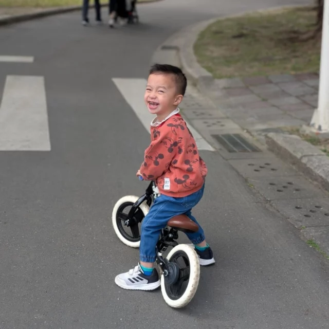 這兩天是放年假前的最後一個週末
星期六天氣不錯
就帶兩兄弟去公園跑跑
還拍到了梅花
本來想順便去圖書館逛逛
結果需要悠遊卡才能進去😅
只好下次再來囉！

原本想星期天再跑一次公園
結果居然下雨😵
所以就沒亂跑了
乖乖待在家裡耍廢
我剛好稍微整理一下家裡
有小孩之後
家裡真的很難整齊耶😔😔

#雙寶日常 #雙寶日記 #男生宿舍 #舍監日記
#babyboy #誠哥誠弟一對寶