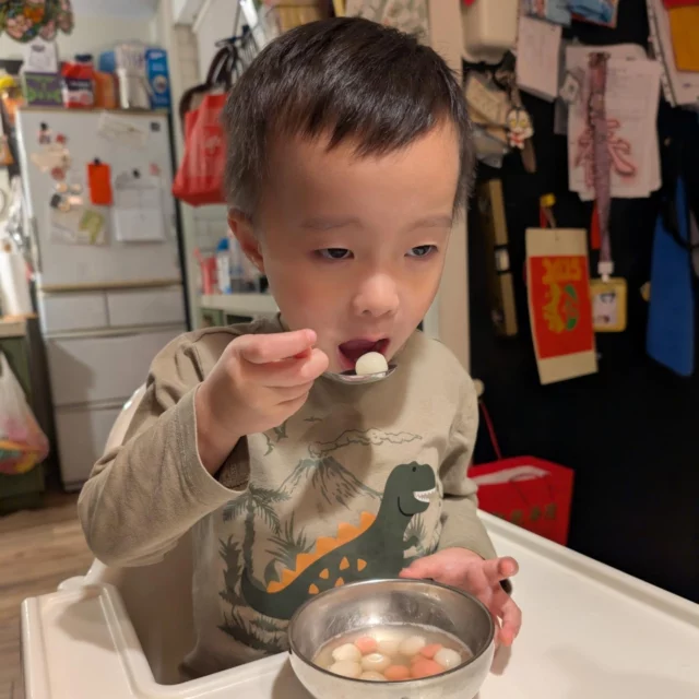 #遲來的元宵節快樂
其實兩兄弟是元宵節當天做燈籠啦
也在當天吃了弟弟自己在學校做的元宵
算是儀式感報表了

以往燈籠都是吵著要我幫忙做
今年倒是誠哥自己就會做了耶😂
突然讓媽媽省事不少

我們全家在過年收假前全中A流
最後只有我真的倒下
至今也還在治療
細節就之後再來分享囉！
在新的一年希望大家都平平安安
而且一定要健健康康👍

#雙寶日常 #雙寶日記 #男生宿舍 #舍監日記
#babyboy #誠哥誠弟一對寶