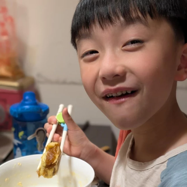 過了元宵就算年過完了
這時拜拜的年糕也該拿出來吃了😂
昨天照著大家的食量煮晚餐
結果那個愛吃不吃的誠哥居然討了第二碗飯😱
看著大家好像吃的不夠滿足
那餐後點心就來 #炸年糕 吧！
弟弟聽到要炸年糕超級開心
還說他最愛炸年糕了
我問他以前有吃過嗎？
結果他正經的回答說“沒有！”🤣🤣
#所以最愛是怎麼來的
😏😏😏😏😏😏

還好兩隻很捧場
一盤一下子就掃光囉！
謝謝阿公的愛心年糕囉！

#雙寶日常 #雙寶日記 #男生宿舍 #舍監日記
#babyboy #誠哥誠弟一對寶